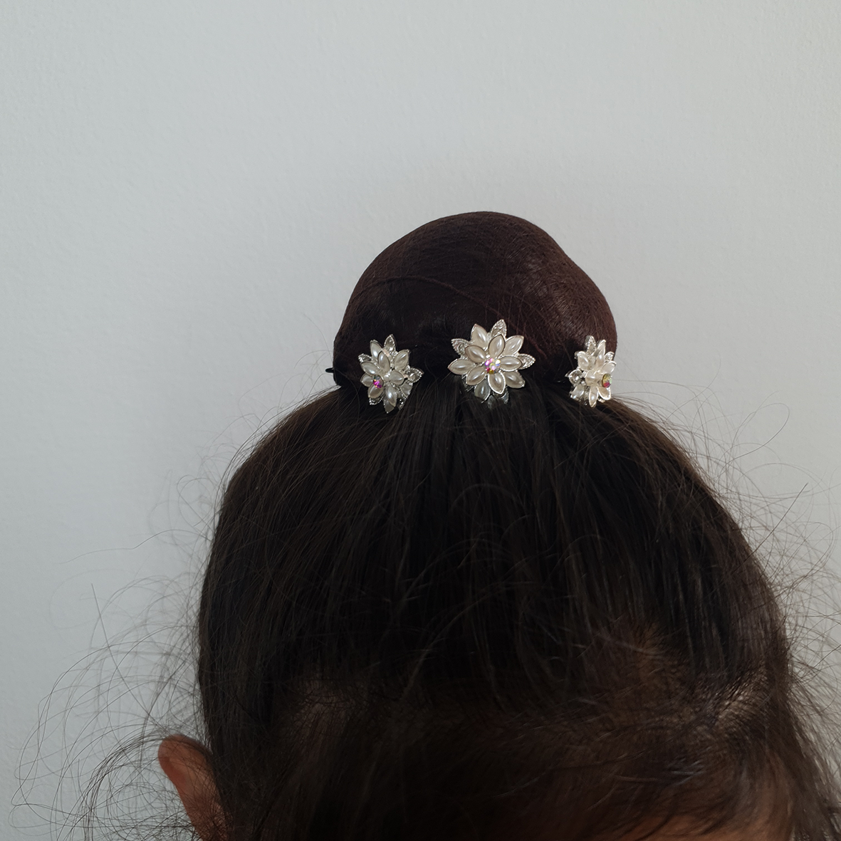 סיכת סבתא משובצת אבנים לתחרות, הופעה או אירוע חגיגי