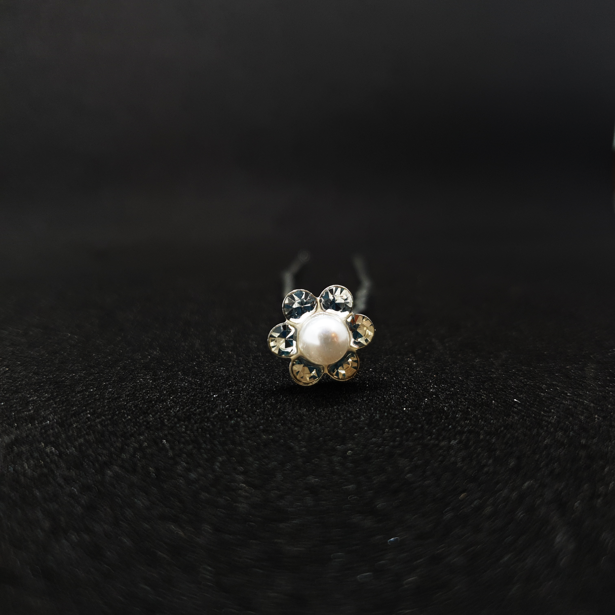 סיכת סבתא משובצת אבנים לתחרות, הופעה או אירוע חגיגי