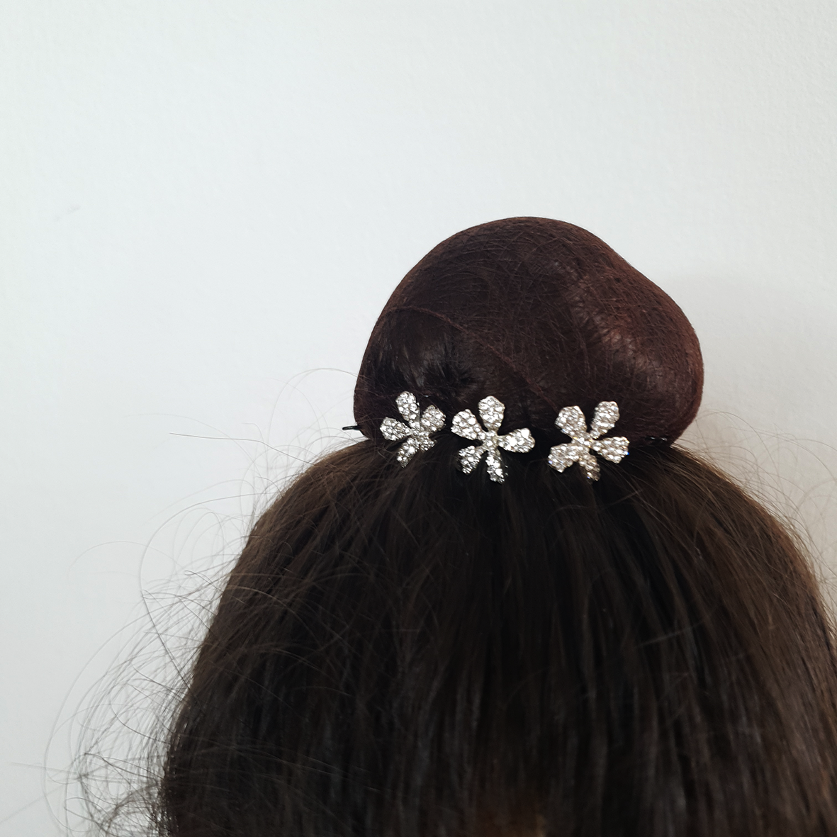 סיכת סבתא משובצת אבנים לתחרות, הופעה או אירוע חגיגי