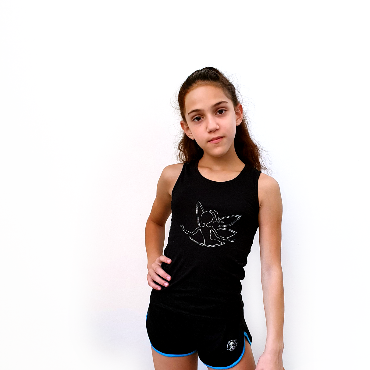 גופיה שחורה עם ציור אבנים מבד כותנה נמתח ונעים למגע, מתאימה להתעמלות, אקרובטיקה וריקוד. מבית דרימס ג'ימנסטיקס