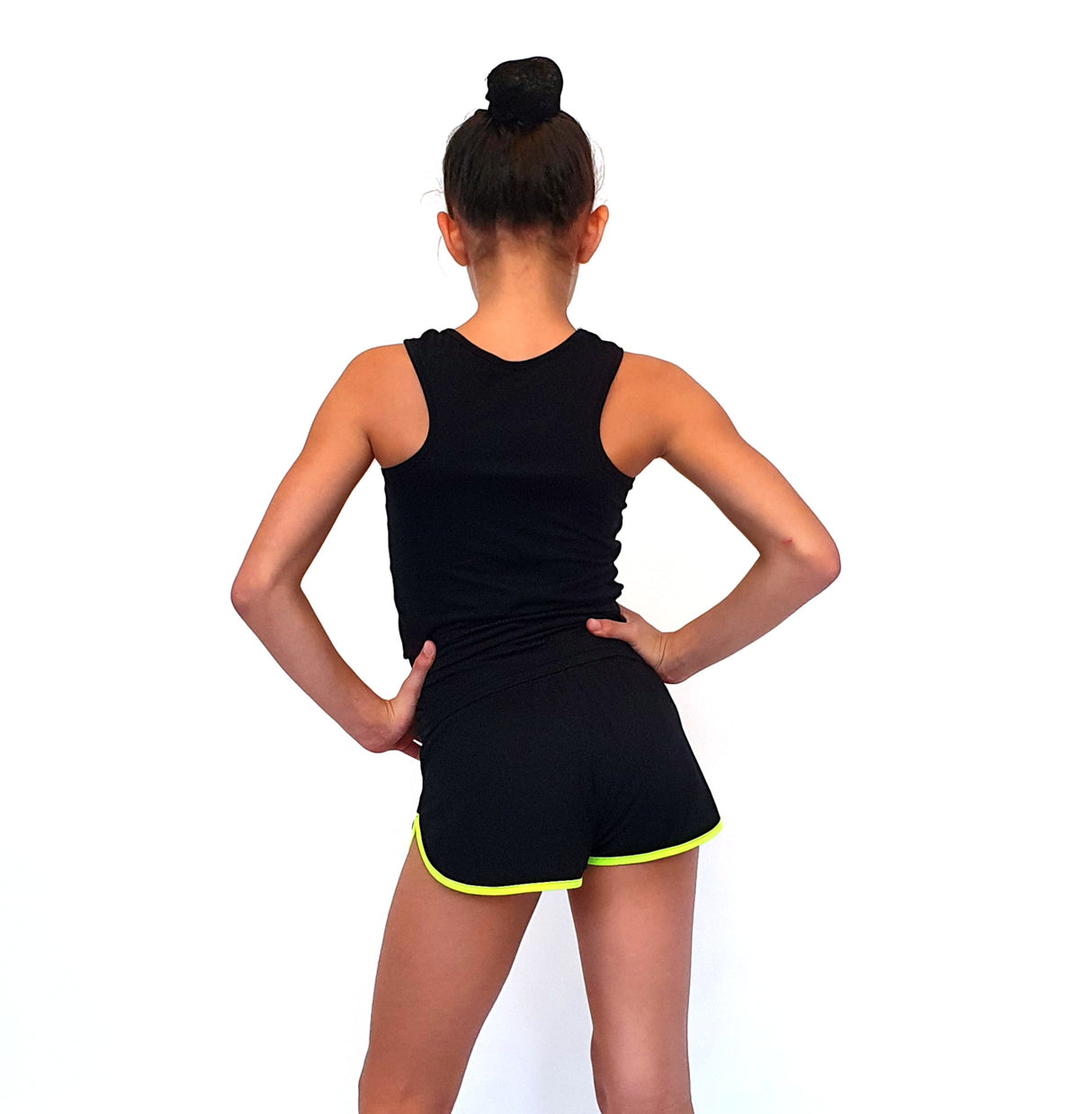 גופיה שחורה עם איתור צבעוני בצד הגוף שחור מבד כותנה נמתח ונעים למגע, מתאימה לריקוד והתעמלות דרימס ג'ימנסטיקס