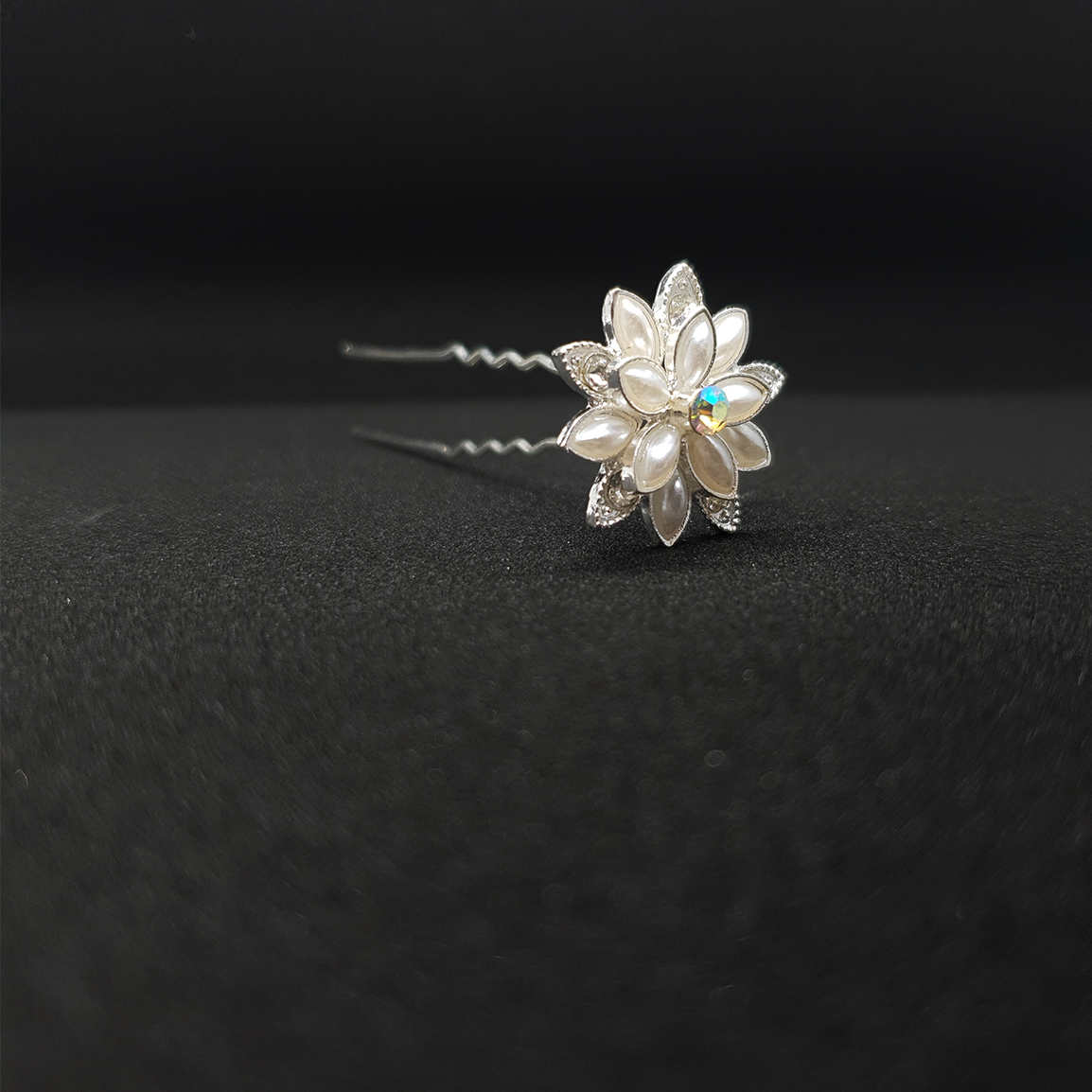 סיכת סבתא משובצת אבנים לתחרות, הופעה או אירוע חגיגי