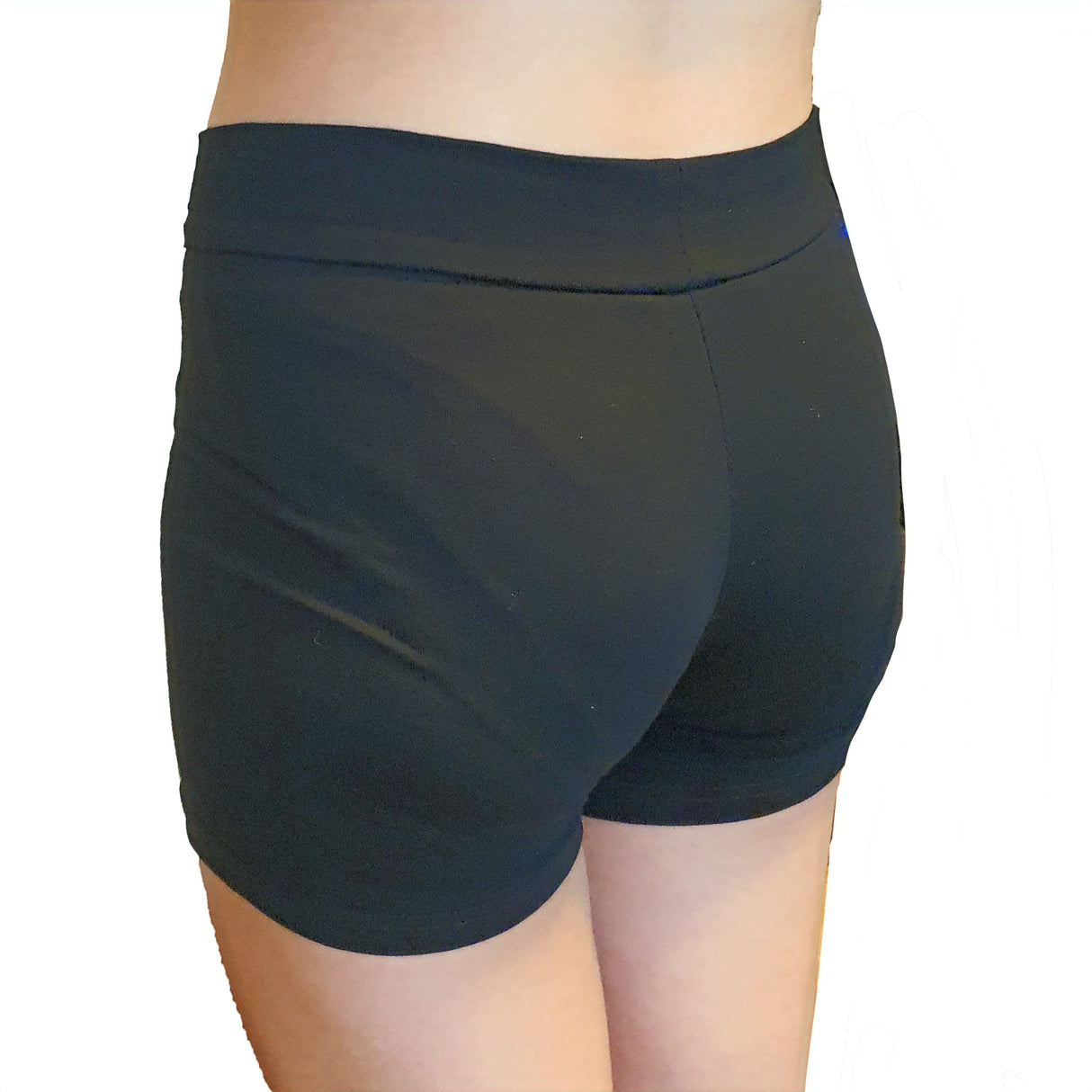 DreamFlex שורט צמוד כותנה עם חגורה רחבה בצבע שחור עשוי כותנה אלסטית לנוחות ותנועה להתעמלות, אקרובטיקה ומחול. מבית דרימס ג'ימנסטיקס