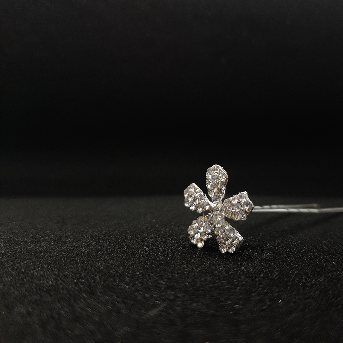 סיכת סבתא משובצת אבנים לתחרות, הופעה או אירוע חגיגי