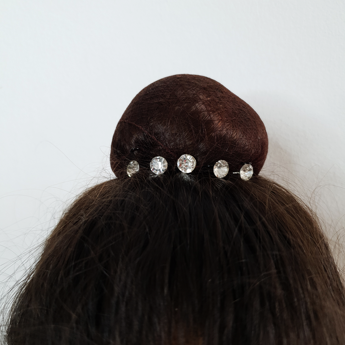 סיכת סבתא משובצת אבנים לתחרות, הופעה או אירוע חגיגי