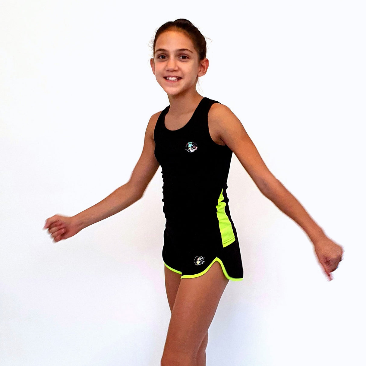גופיה שחורה עם איתור צבעוני בצד הגוף צהוב מבד כותנה נמתח ונעים למגע, מתאימה לריקוד והתעמלות דרימס ג'ימנסטיקס