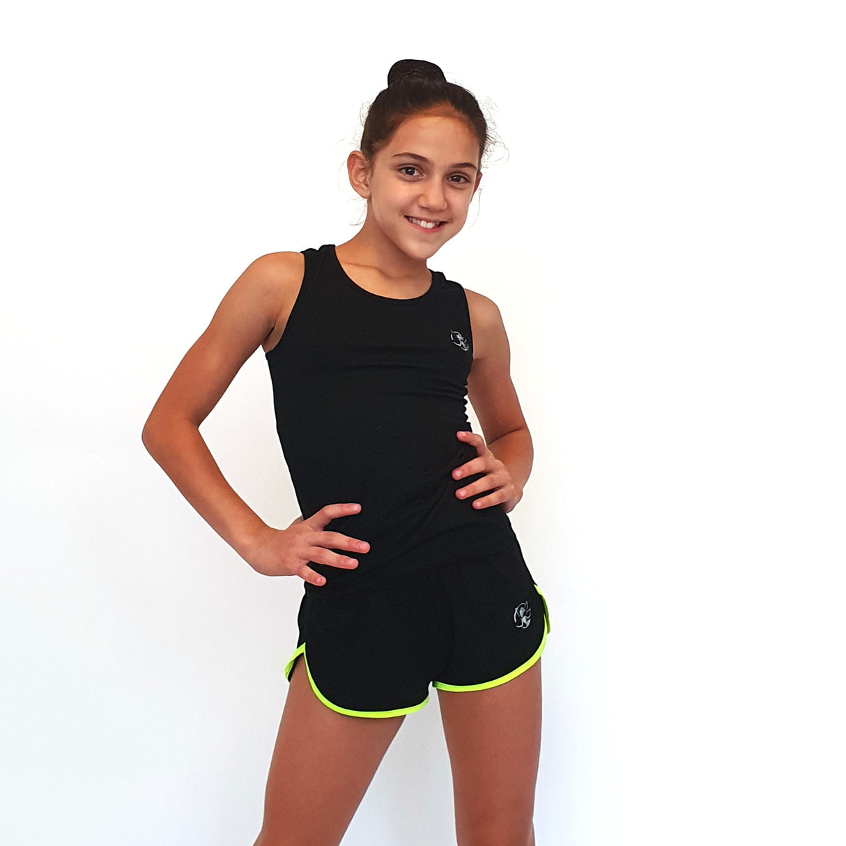 גופיה שחורה עם איתור צבעוני בצד הגוף שחור מבד כותנה נמתח ונעים למגע, מתאימה לריקוד והתעמלות דרימס ג'ימנסטיקס