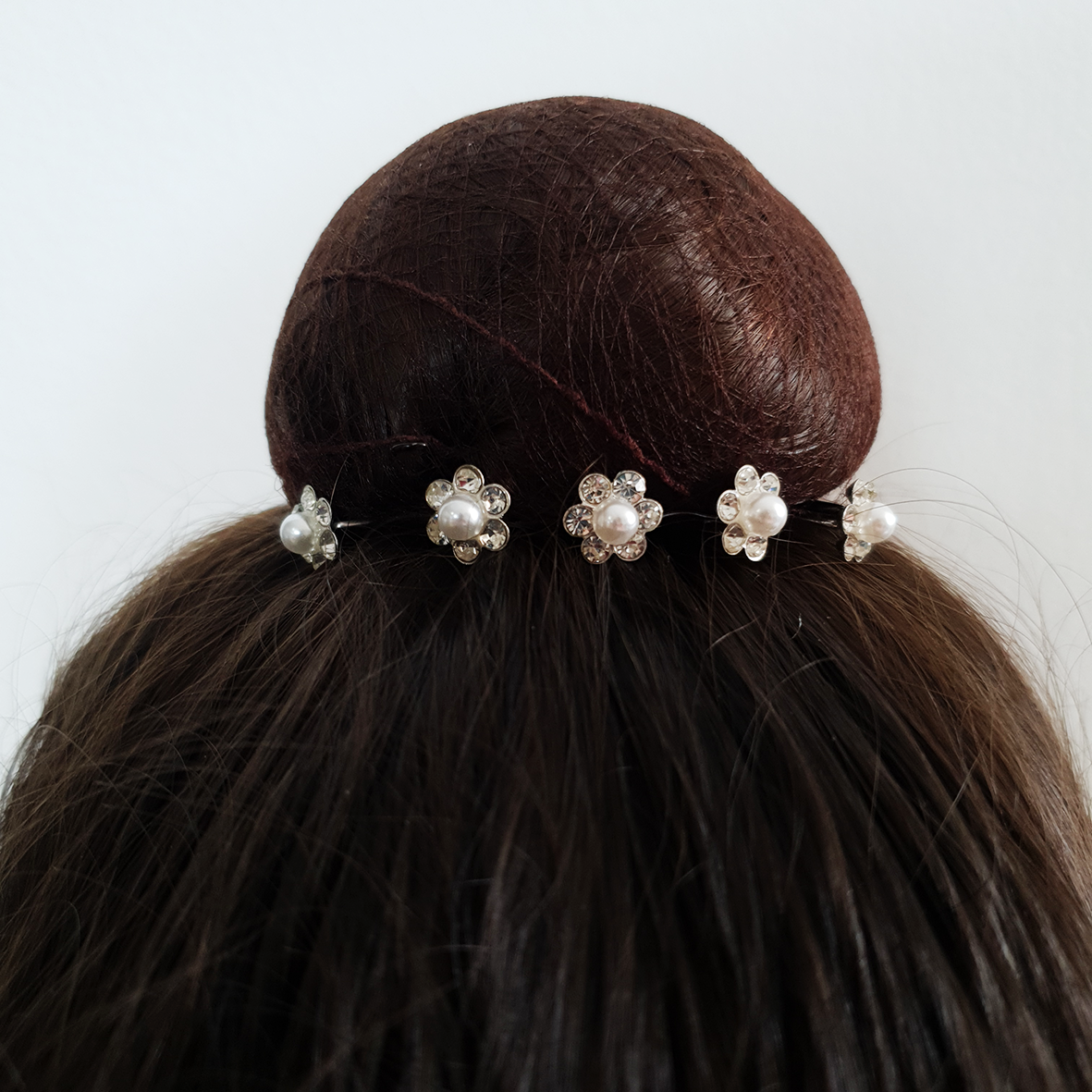 סיכת סבתא משובצת אבנים לתחרות, הופעה או אירוע חגיגי