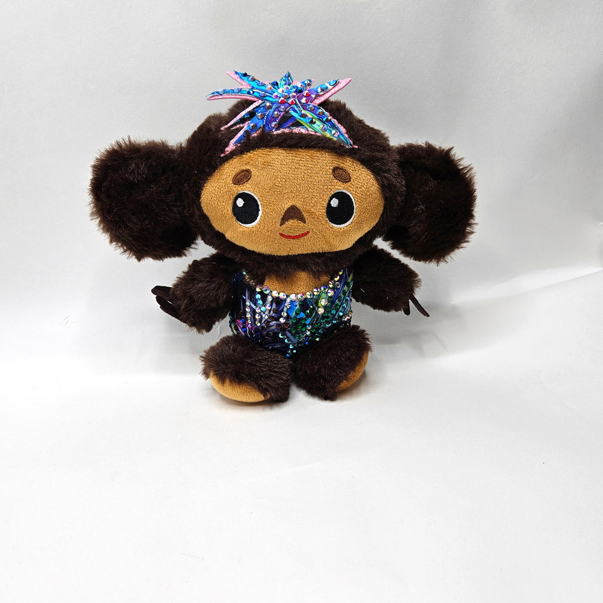 • בובת צ'בורשקה מתעמלת בצבע חום, עם בגד נצנצים, מתנה מושלמת לכל מתעמלת דגרומס