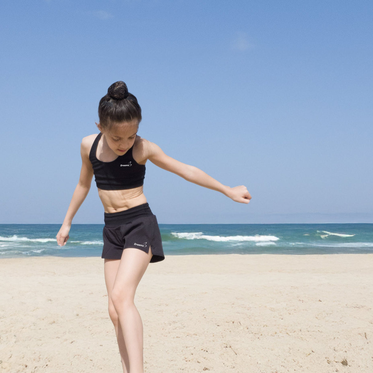 שורטים כפולים DoubleDream בצבע שחור עשויים מבד נושם וגמיש כותנה לנוחות ותנועה להתעמלות, אקרובטיקה ומחול. מבית דרימס ג'ימנסטיקס