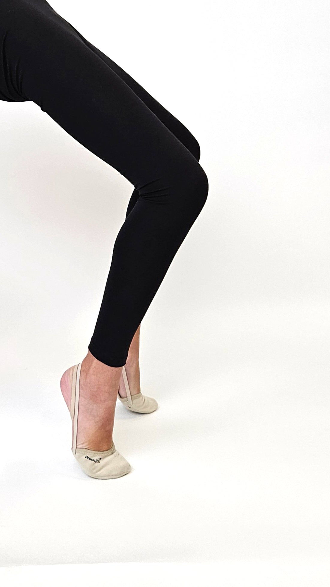 טייץ כותנה ארוך עם חגורה רכה ורחבה בצבע שחור, בד רך ונעים המספק נוחות וגמישות מלאה. להתעמלות, אקרובטיקה ומחול. מבית דרימס ג'ימנסטיקס