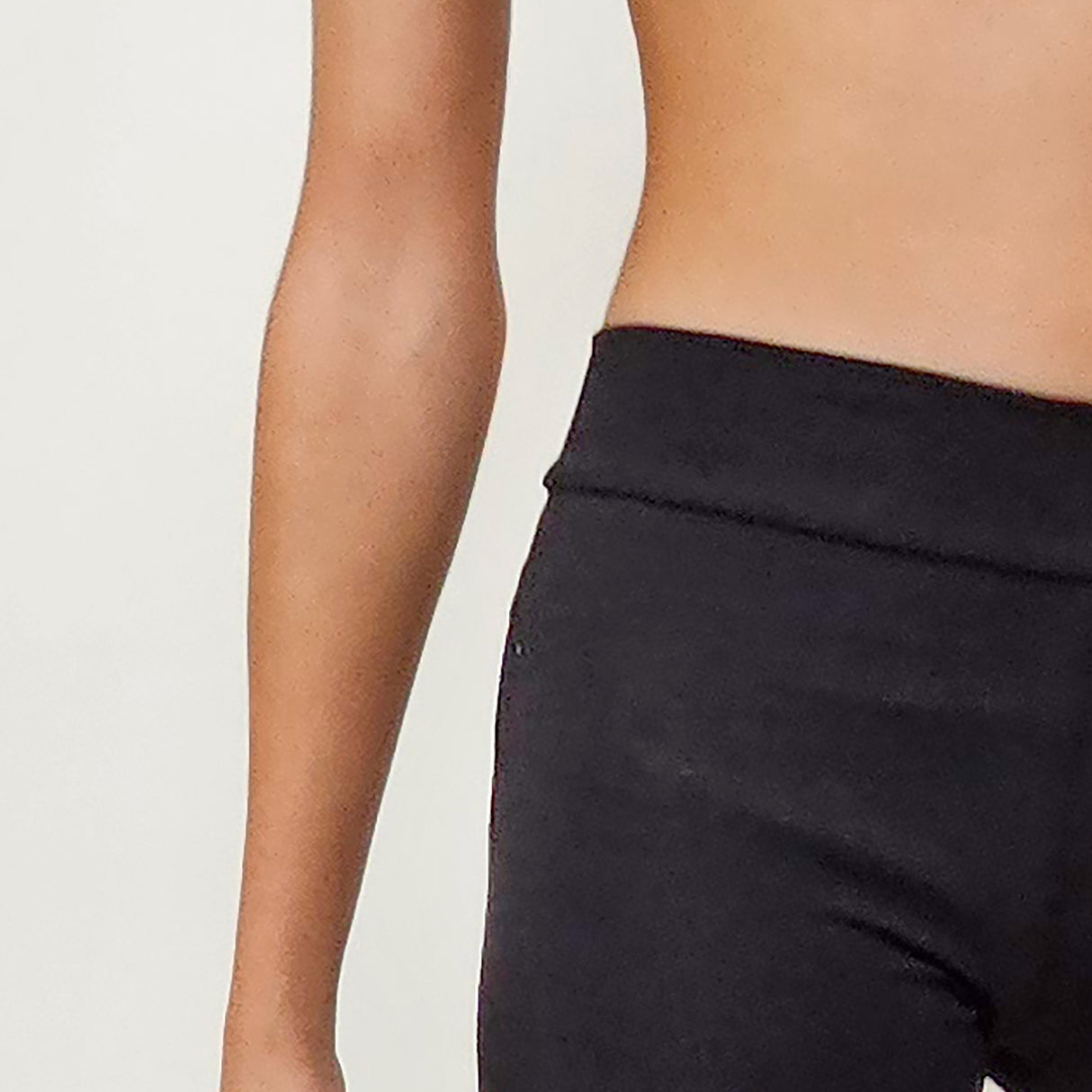 טייץ כותנה ארוך עם חגורה רכה ורחבה בצבע שחור, בד רך ונעים המספק נוחות וגמישות מלאה. להתעמלות, אקרובטיקה ומחול. מבית דרימס ג'ימנסטיקס