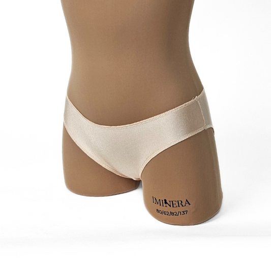 תחתוני צבע גוף משי Dreams עשויים בד משי בגוון בז׳ חלק ונוח להתעמלות, אקרובטיקה ומחול. מבית דרימס ג'ימנסטיקס