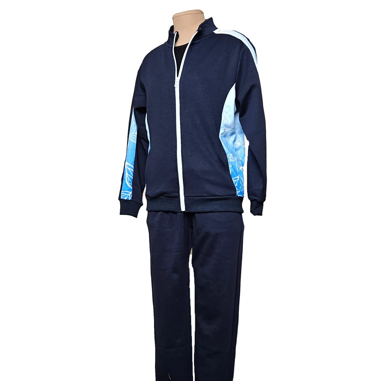 חליפת ספורט מבד עמיד לרוח, מושלם כשכבה שנייה בימים קרים. צבע כחול כהה עם עיצוב עדין ואלגנטי. מבית דרימס ג'ימנסטיקס