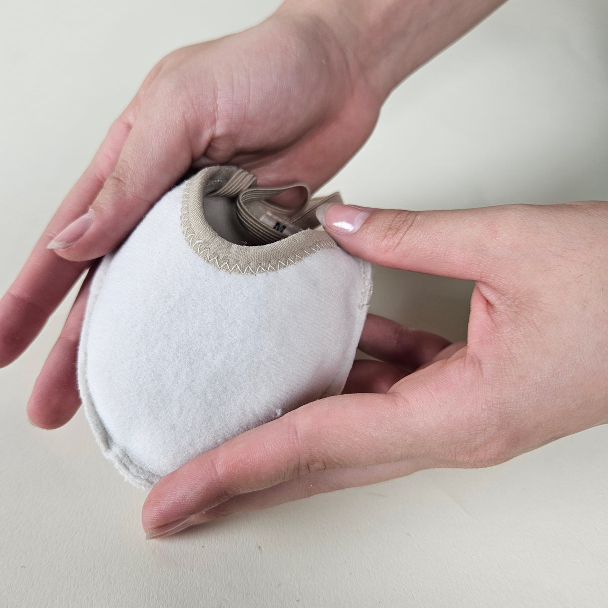 נעלי חצי מקצועיות, סוליה מחוזקת, שכבה פנימית רכה לספיגת זיעה וזעזועים בקפיצות