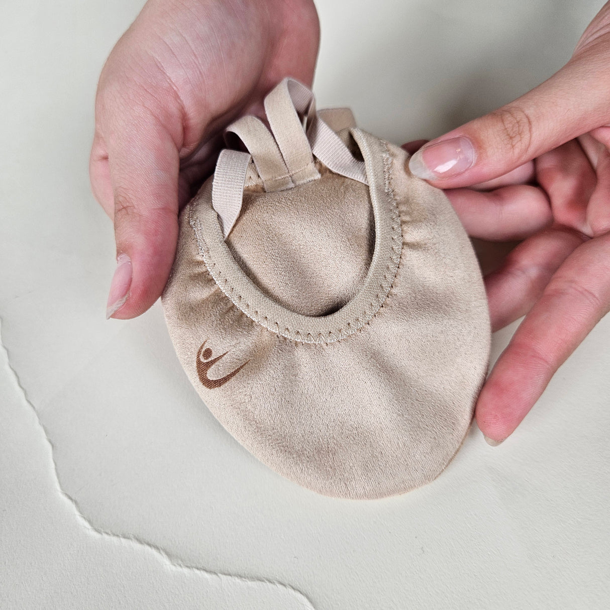 נעלי חצי, חצי נעל ADA עשויות מיקרופייבר בצבע גוף בז׳, סוליה דקה. הדגשה מירבית של צורת כף הרגל. להתעמלות ומחול. מבית Tuloni