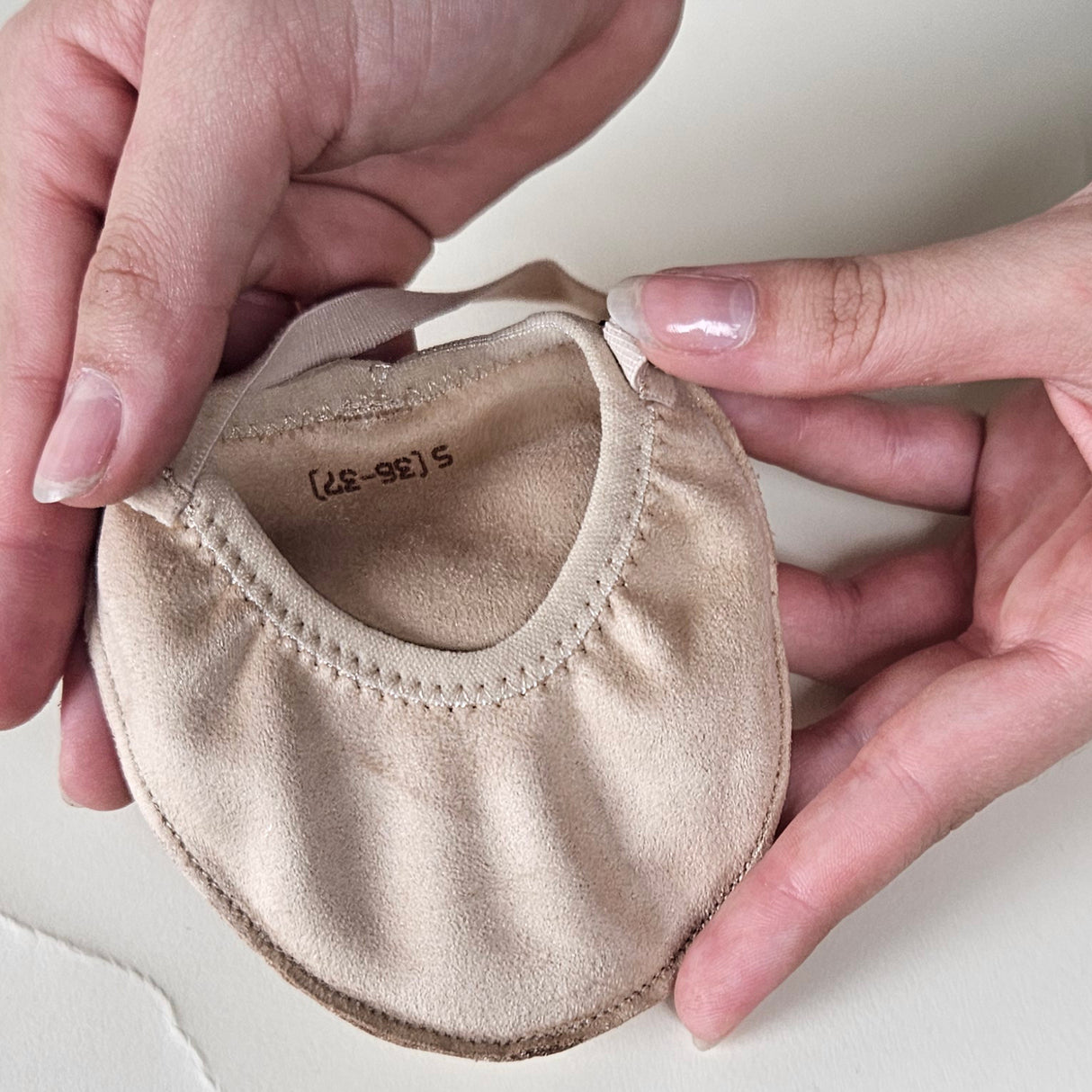 נעלי חצי, חצי נעל ADA עשויות מיקרופייבר בצבע גוף בז׳, סוליה דקה. הדגשה מירבית של צורת כף הרגל. להתעמלות ומחול. מבית Tuloni