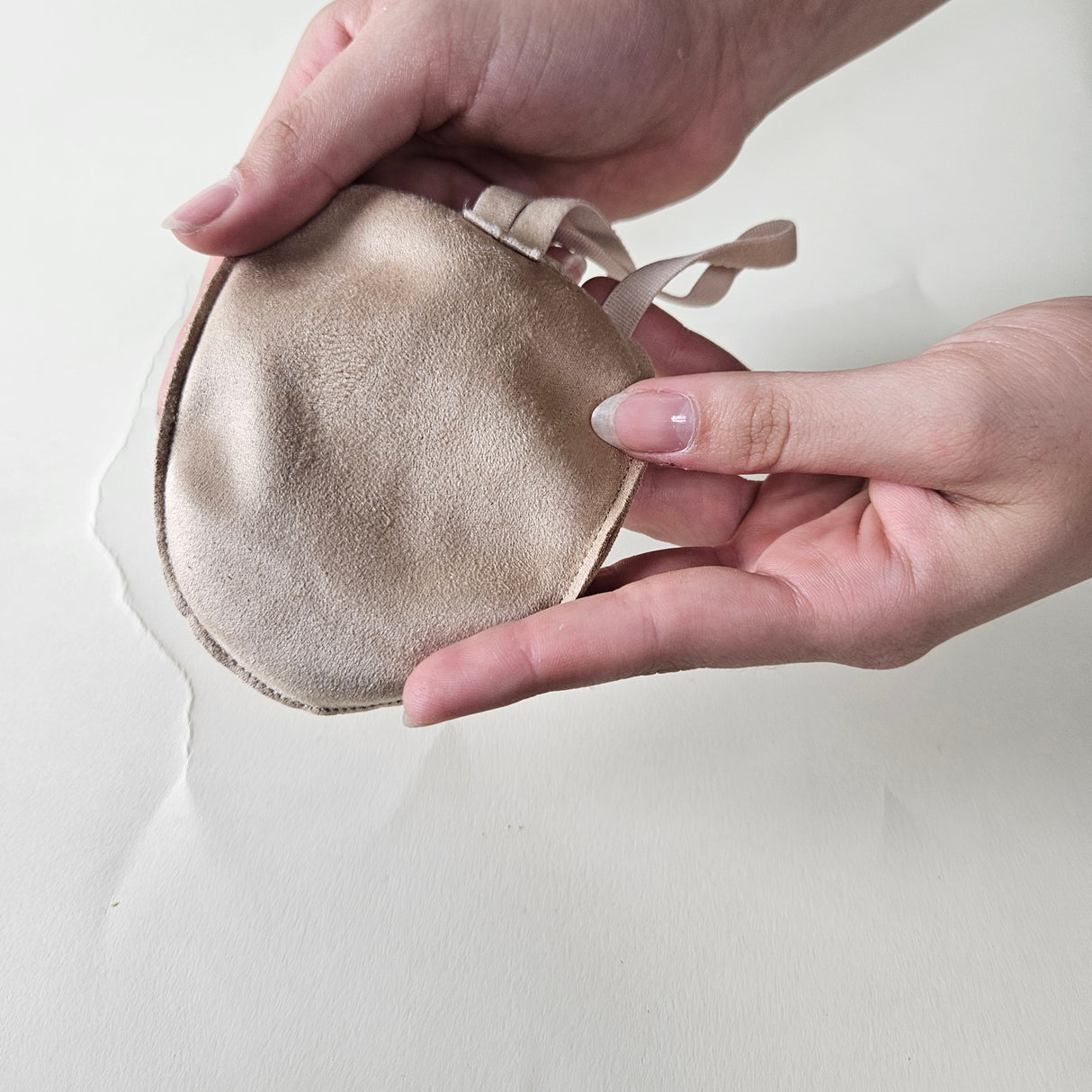 נעלי חצי, חצי נעל ADA עשויות מיקרופייבר בצבע גוף בז׳, סוליה דקה. הדגשה מירבית של צורת כף הרגל. להתעמלות ומחול. מבית Tuloni