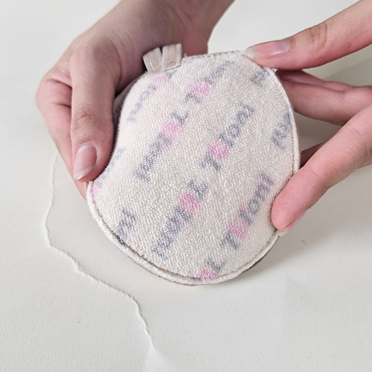 נעלי חצי מקצועיות, סוליה מחוזקת מותאמת לשחיקה מוגברת בסיבובים, שכבה פנימית רכה לספיגת זיעה וזעזועים בקפיצות