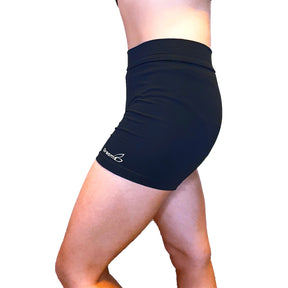  DreamFlex שורט צמוד כותנה בצבע שחור עשוי מבד כותנה אלסטית לנוחות ותנועה בהתעמלות, אקרובטיקה ומחול. מבית דרימס ג'ימנסטיקס