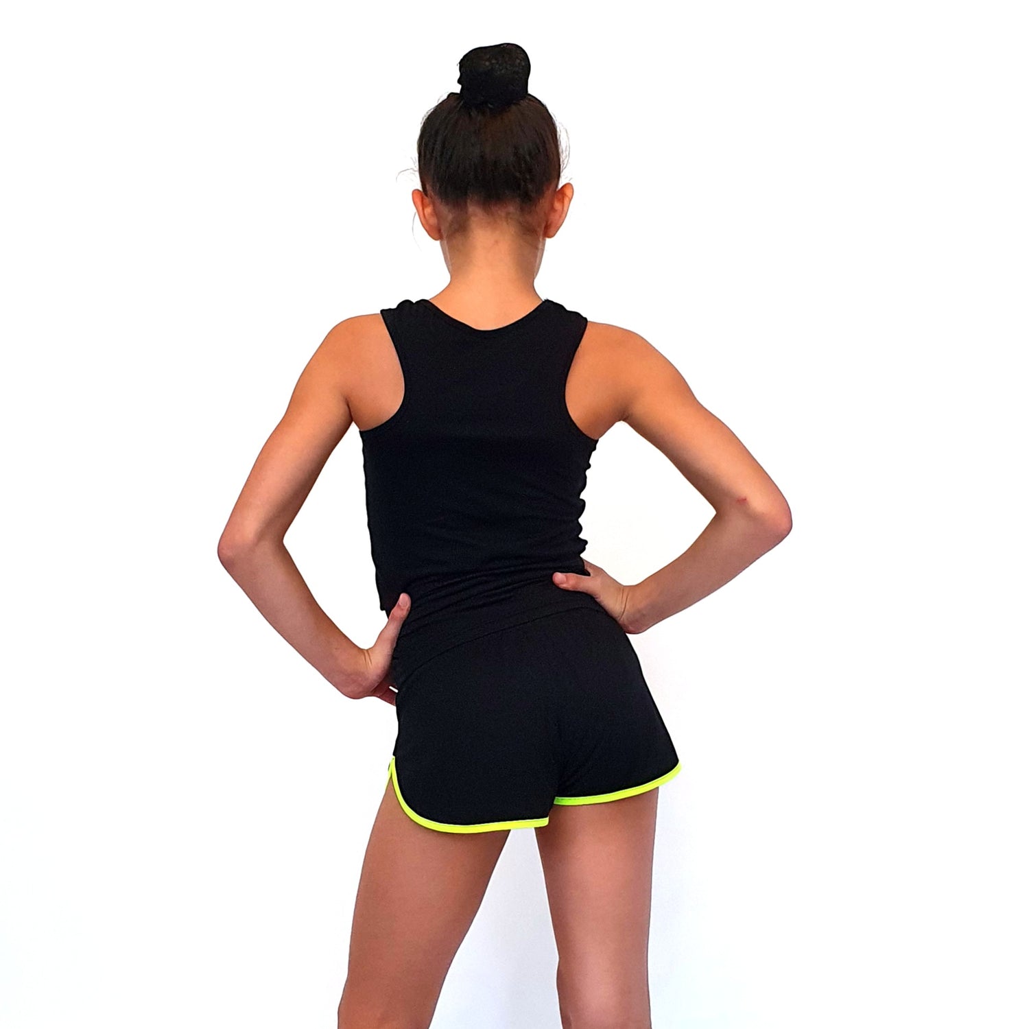 גופיה שחורה עם ציור אבנים מבד כותנה נמתח ונעים למגע, מתאימה להתעמלות, אקרובטיקה וריקוד. מבית דרימס ג'ימנסטיקס