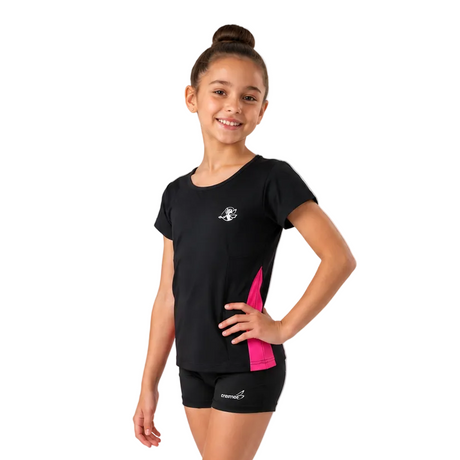 מתעמלת צעירה לובשת חולצת התעמלות שחורה צמודה עם שרוול קצר וצד ורוד AI