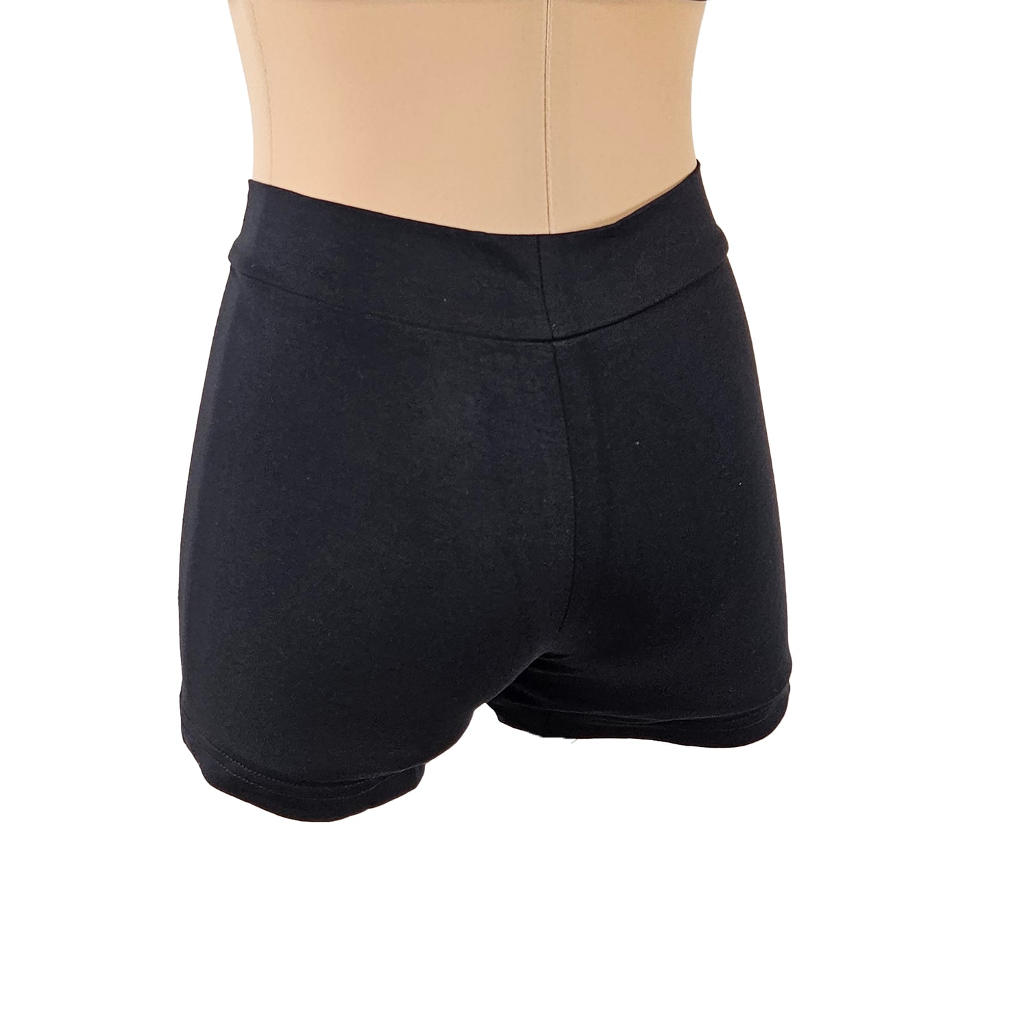  DreamFlex שורט צמוד כותנה עם חגורה רחבה בצבע שחור עשוי כותנה אלסטית לנוחות ותנועה להתעמלות, אקרובטיקה ומחול. מבית דרימס ג'ימנסטיקס