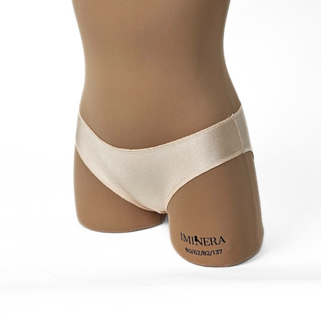  תחתוני צבע גוף משי Dreams עשויים בד משי בגוון בז׳ חלק ונוח להתעמלות, אקרובטיקה ומחול. מבית דרימס ג'ימנסטיקס