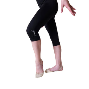  טייץ 4\3 מבד לייקרה ספורט, מנדפת זיעה, לא מחליקה. נמתח עם חגורה רחבה ומחבקת, בצבע שחור. להתעמלות, אקרובטיקה ומחול. מבית דרימס ג'ימנסטיקס