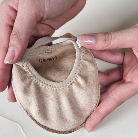  נעלי חצי, חצי נעל ADA עשויות מיקרופייבר בצבע גוף בז׳, סוליה דקה. הדגשה מירבית של צורת כף הרגל. להתעמלות ומחול. מבית Tuloni