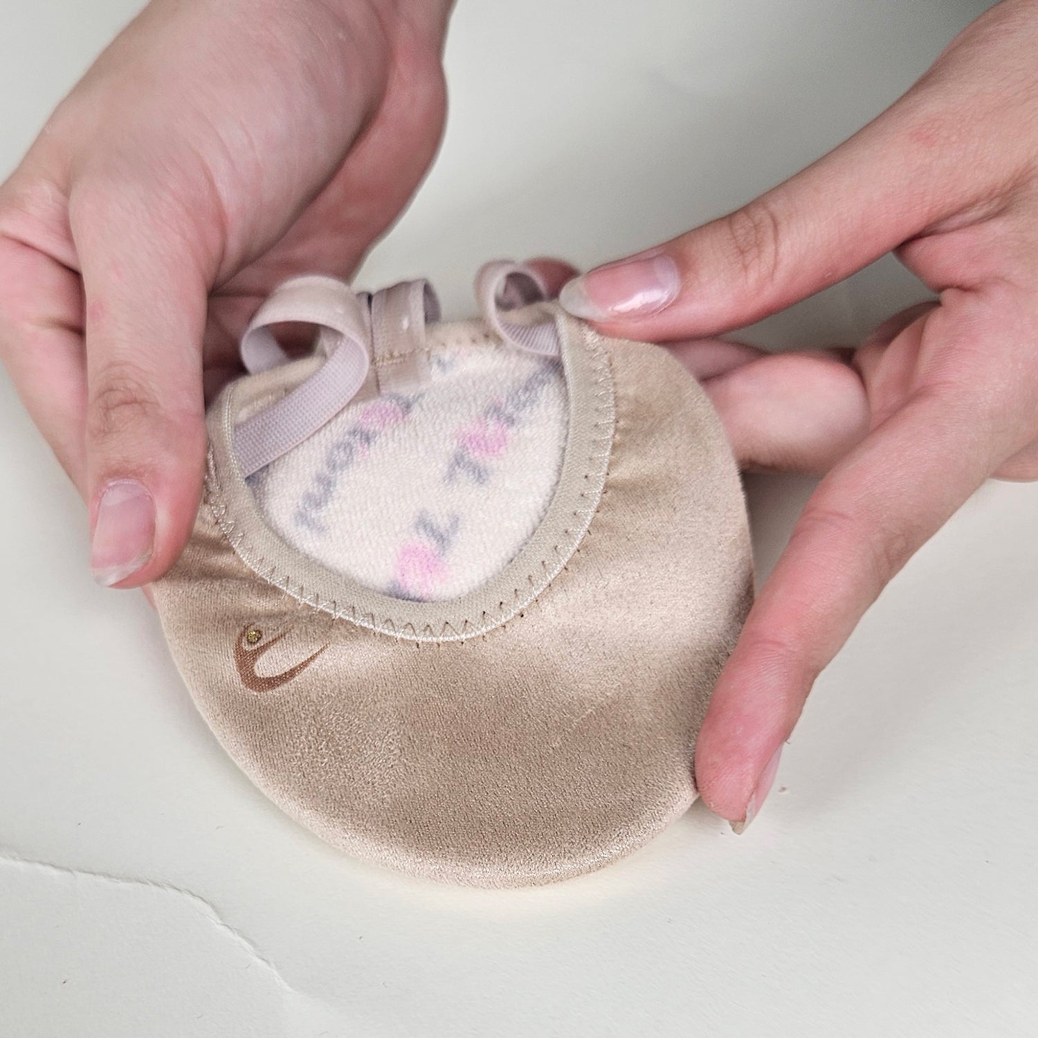  נעלי חצי מקצועיות, סוליה מחוזקת מותאמת לשחיקה מוגברת בסיבובים, שכבה פנימית רכה לספיגת זיעה וזעזועים בקפיצות