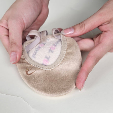  נעלי חצי מקצועיות, סוליה מחוזקת מותאמת לשחיקה מוגברת בסיבובים, שכבה פנימית רכה לספיגת זיעה וזעזועים בקפיצות