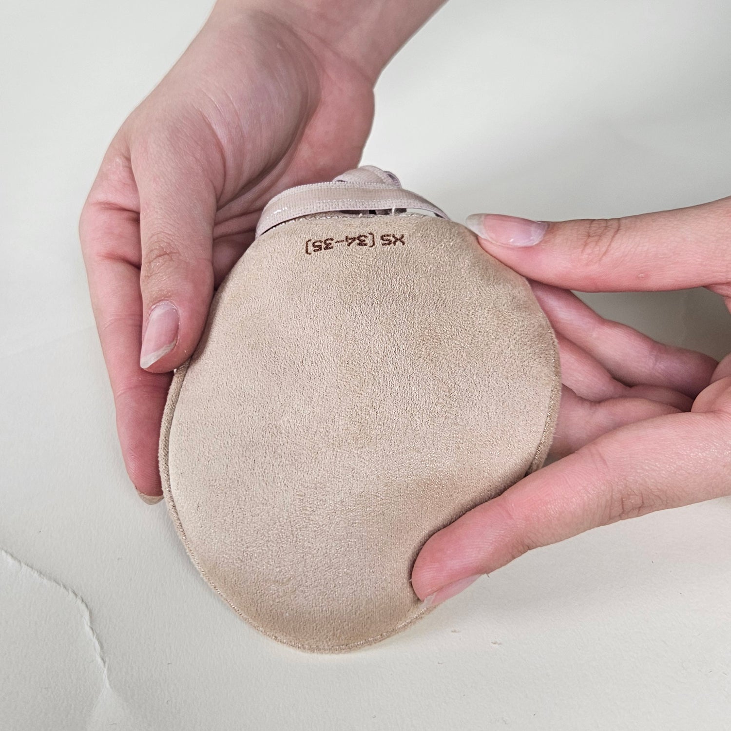  נעלי חצי מקצועיות, סוליה מחוזקת מותאמת לשחיקה מוגברת בסיבובים, שכבה פנימית רכה לספיגת זיעה וזעזועים בקפיצות