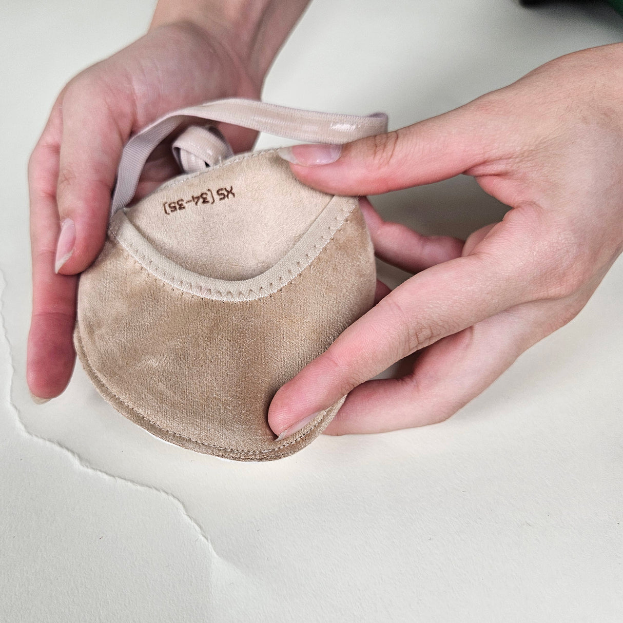  נעלי חצי מקצועיות, סוליה מחוזקת מותאמת לשחיקה מוגברת בסיבובים, שכבה פנימית רכה לספיגת זיעה וזעזועים בקפיצות